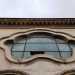 Ancora pi in alto si fa notare unapertura a vetri polilobata iscritta in una cornice in pietra. Chiude il prospetto un cornicione dentellato e un parapetto con elementi geometrici che corre lungo tutto il perimetro delimitando il terrazzo